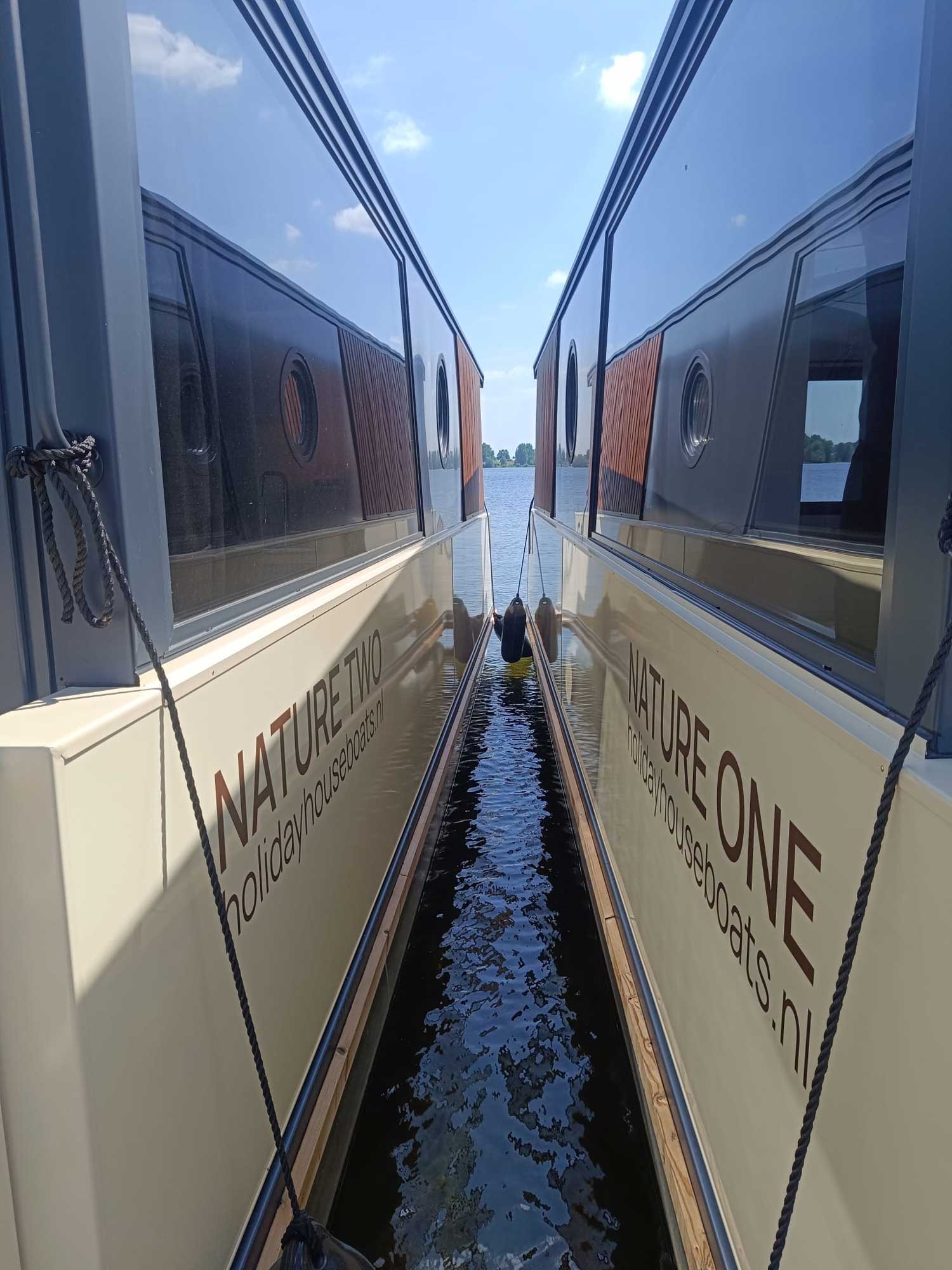 holiday-houseboats-breakfast-boats-rent