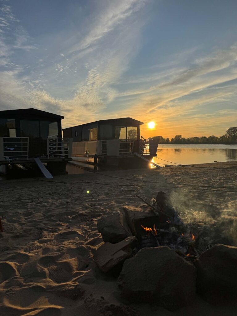 holiday-houseboats-rent-vacation-view-lith-overnachten-kampvuur