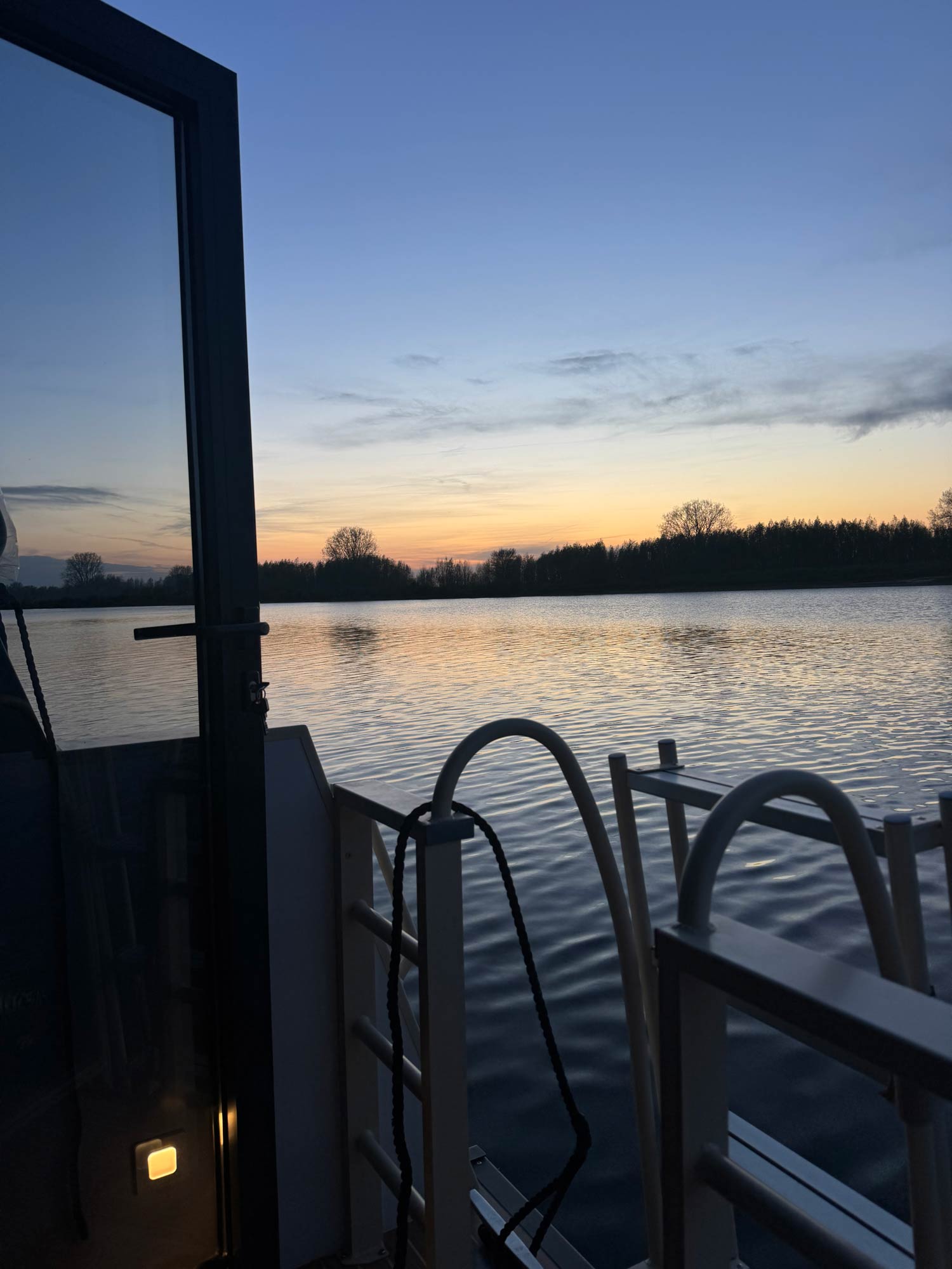 holiday-houseboats-rent-vacation-view-lith-overnachten